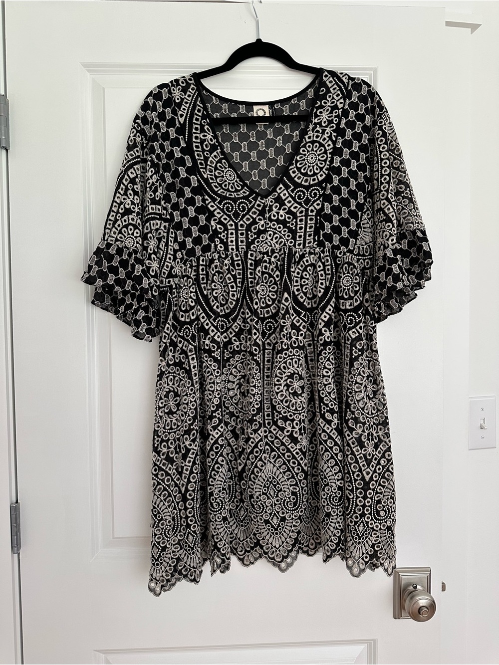 Anthropologie Black and White V-Neck Embroidered Mini Shift Dress Size 6